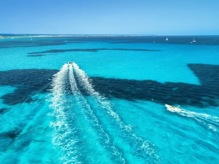 Hero-MallorcaYes-speed-motorboats-on-the-seashore-in-mallorca-spai-min